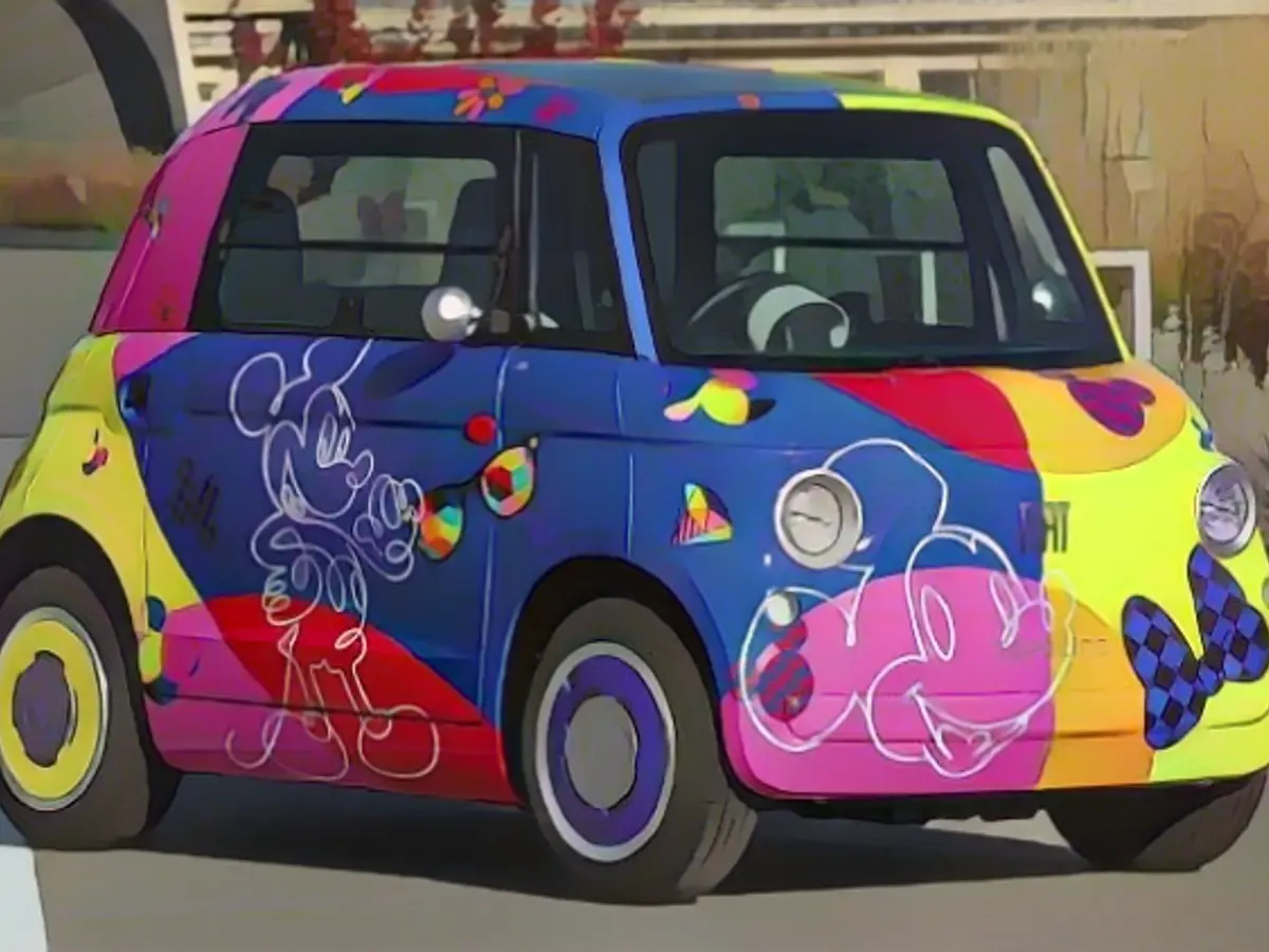 The paintwork on the fourth Mini Artcar is abstract.