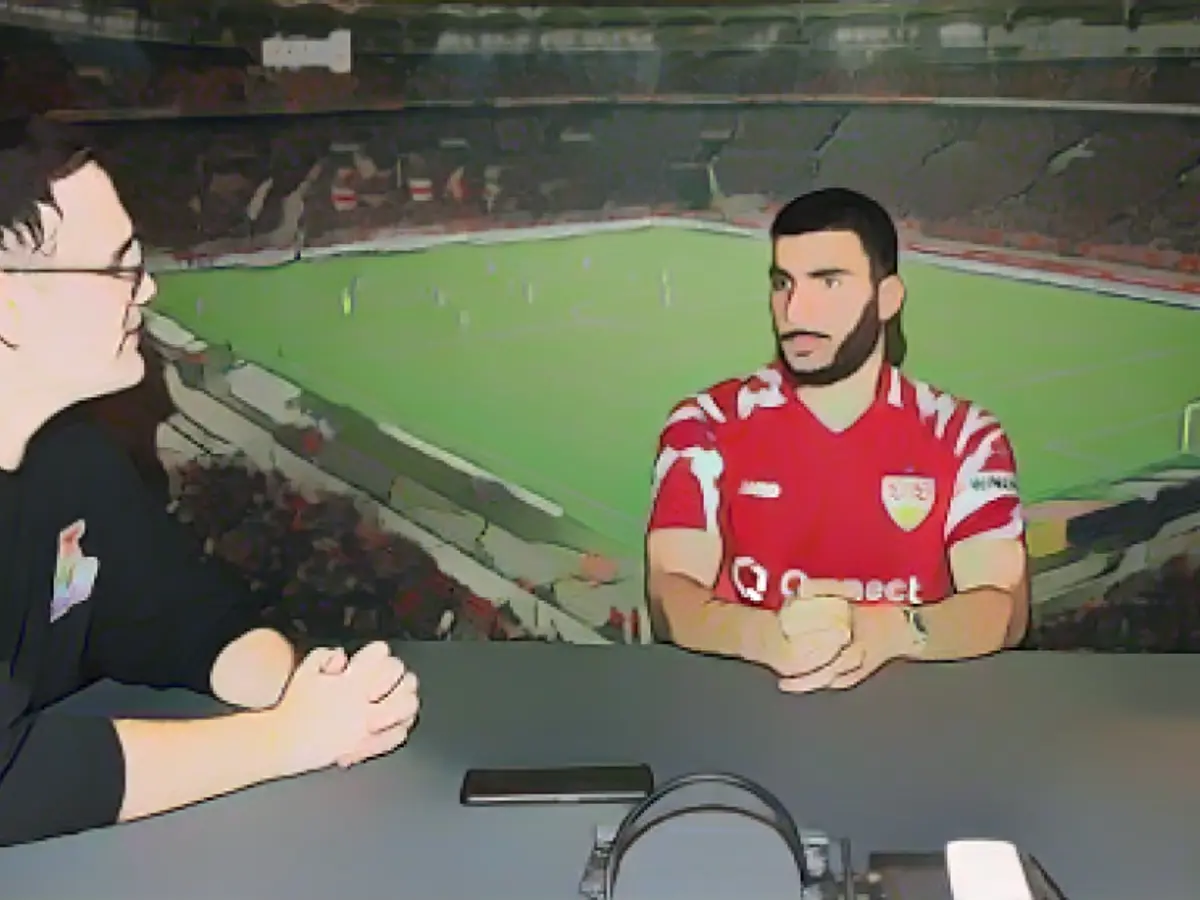 Striker Deniz Undav (27/r.) spent an hour in conversation with BILD reporter Felix Arnold.
