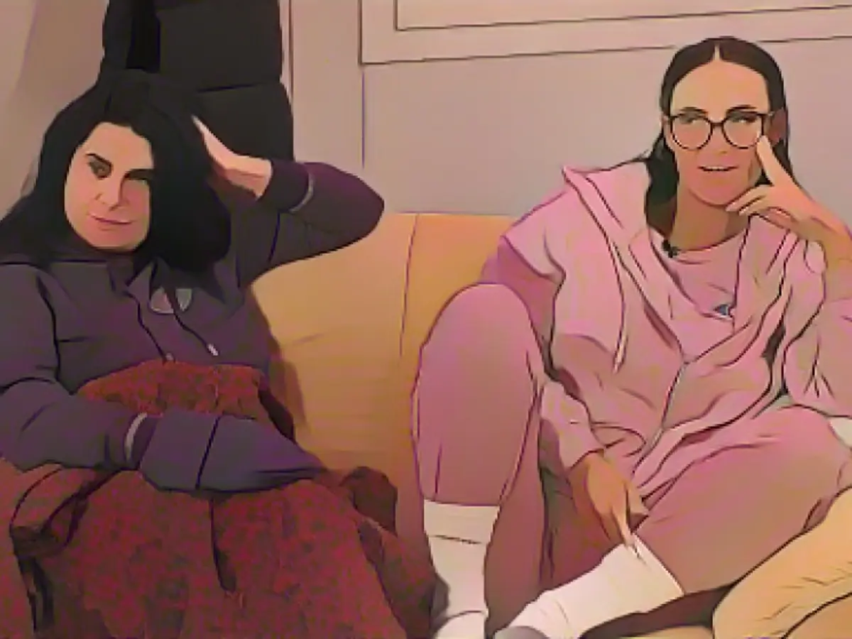 The Situation Heats Up as Iris (l.) and Paulina learn about Jürgen's Birthday Party Plans The Situation Heats Up as Iris (l.) and Paulina learn about Jürgen's Birthday Party Plans