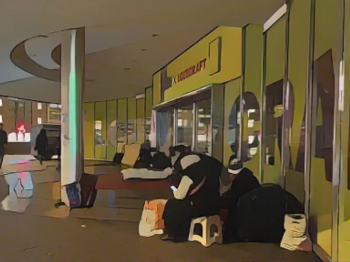 As soon as it gets dark, homeless people set up camp at the former entrance to Galeria Kaufhof As soon as it gets dark, homeless people set up camp at the former entrance to Galeria Kaufhof
