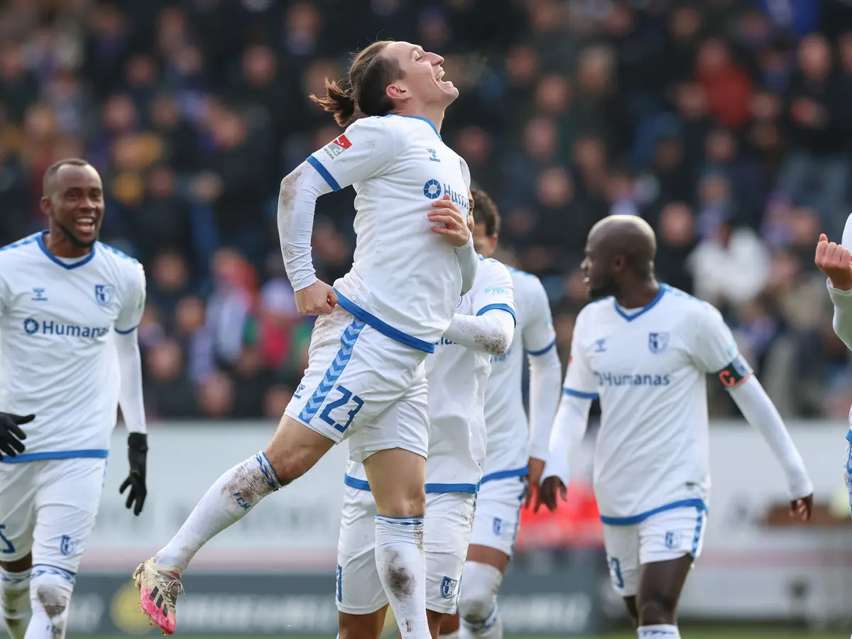 Gol principal do Magdeburg: o artilheiro Baris Atik (M) comemora seu gol.