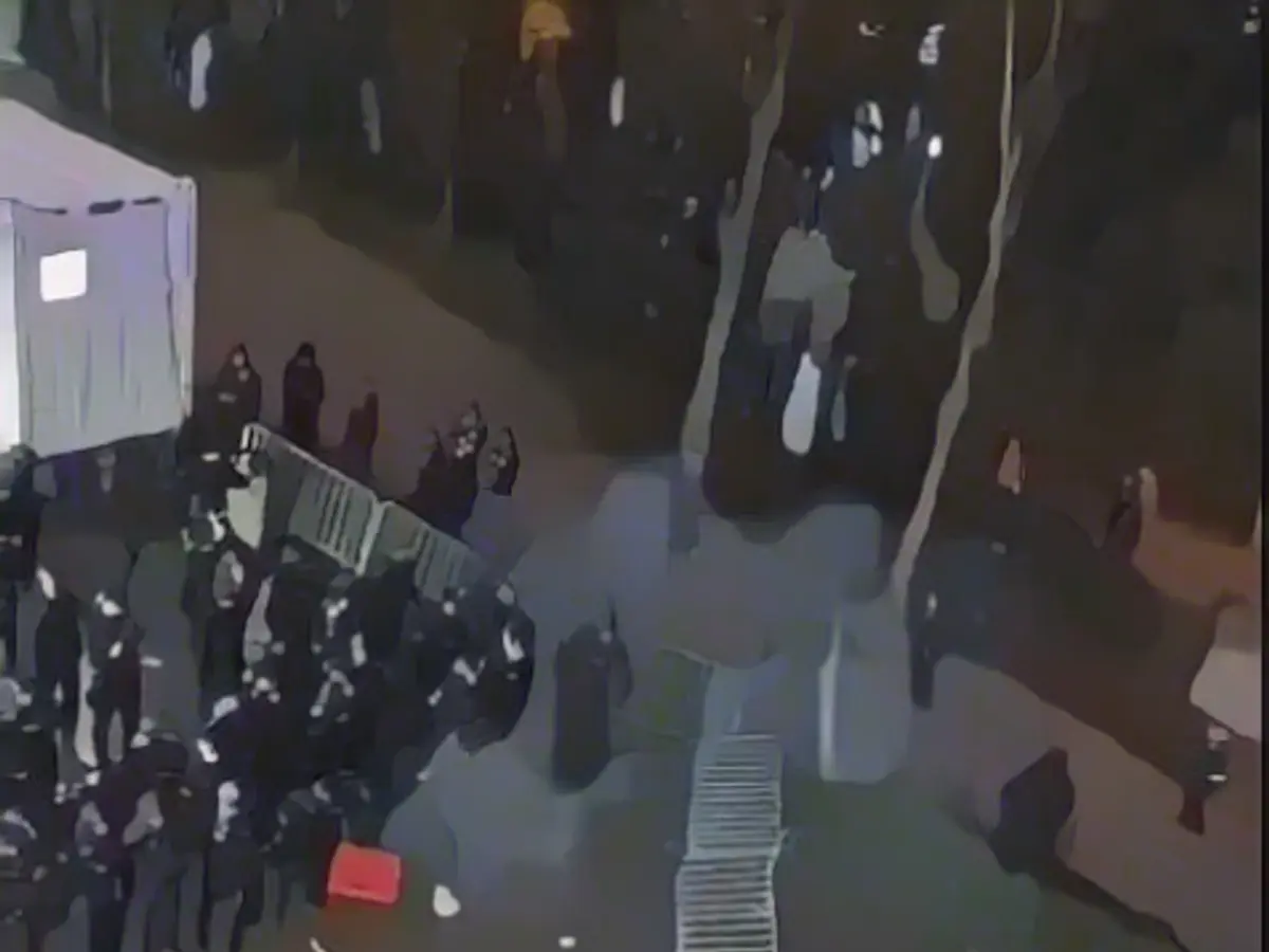 Fences were the ultimatum against the police