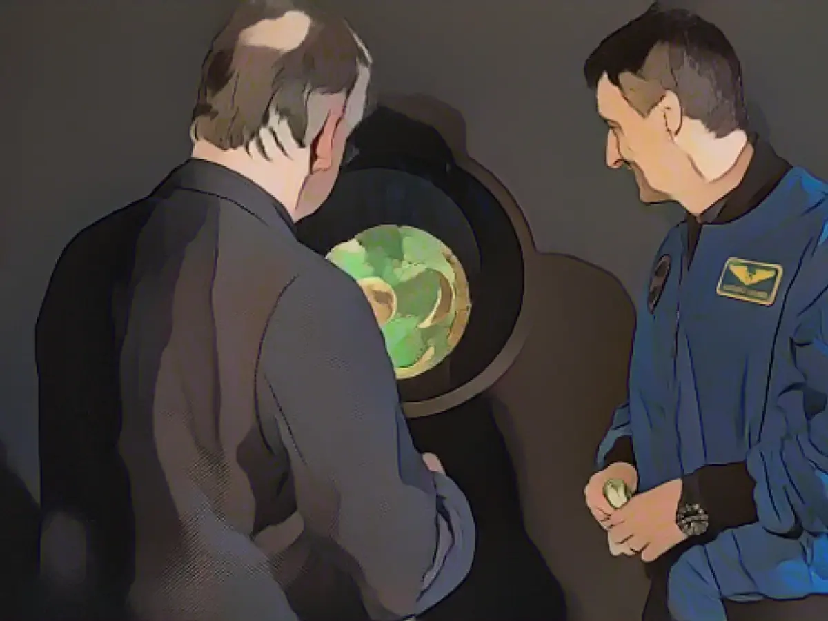 Matthias Maurer with Minister President Reiner Haseloff admiring the genuine celestial disc