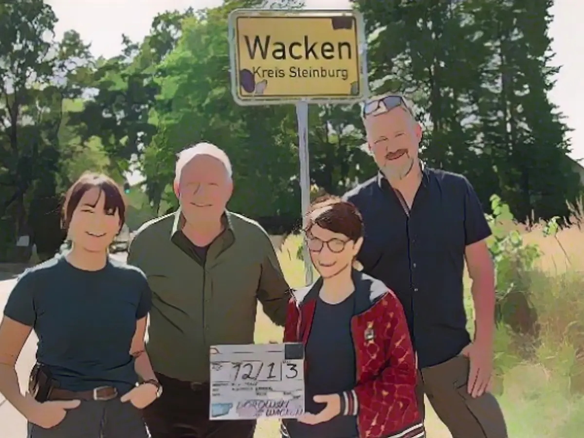 Il penultimo caso di Borowski li ha portati a Wacken: l'attrice Almila Bagriacik, Axel Milberg, la regista Ayse Polat e il cameraman Aljoscha Hennig (da sinistra a destra).