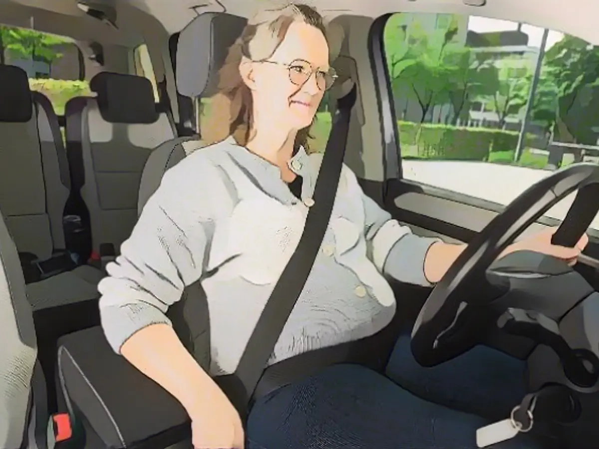 La sujeción con un cinturón de tres puntos existente en el coche promete un menor riesgo de lesiones para las embarazadas que los adaptadores de cinturón.