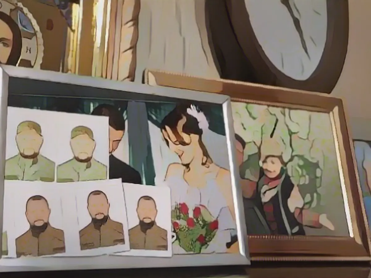 Olexandr ve Antonina'nın resimleri. Oğlunun düğününü sadece uzaktan görüyor.