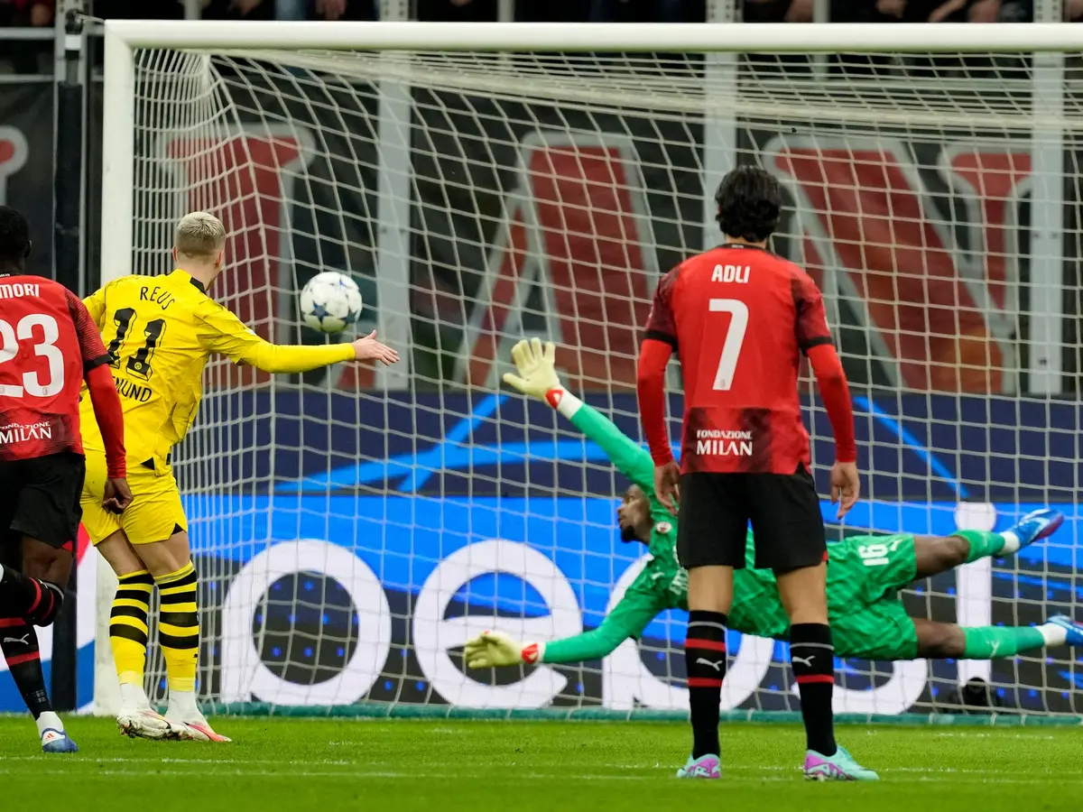 Marco Reus (2e à partir de la gauche) a donné l'avantage à Dortmund sur penalty.