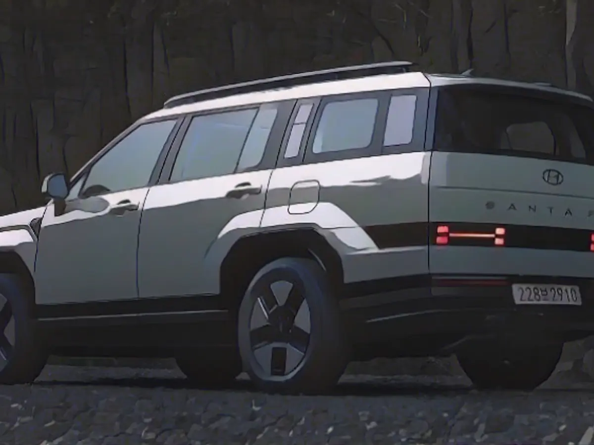 Hyundai Santa Fe обладает необычной внешностью. Может быть, в его создании есть доля Land Rover?