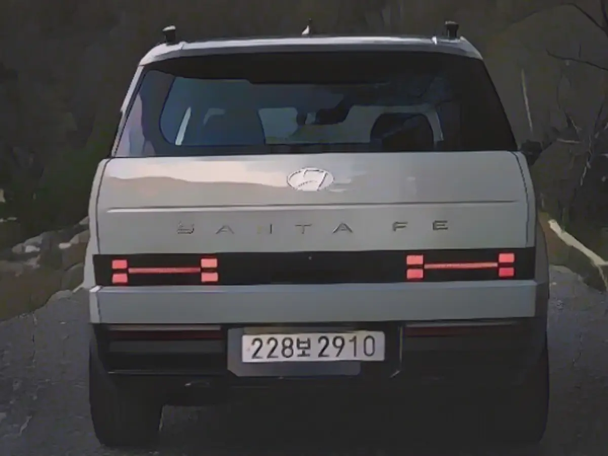 The rear lights also bear the H signature. The new Santa Fe has a futuristic look.