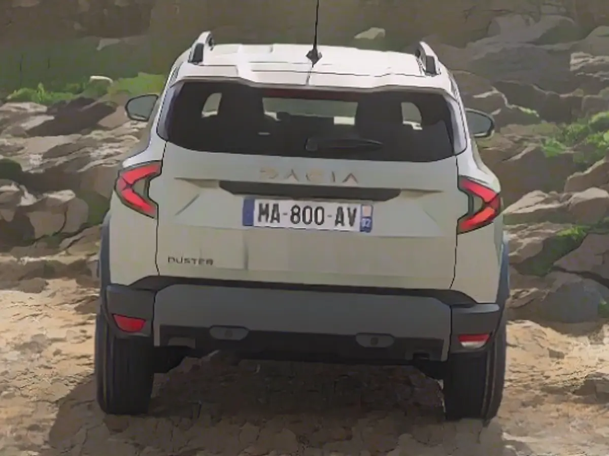 The Y-shaped rear lights of the new Dacia Duster ensure a sturdy, solid appearance.