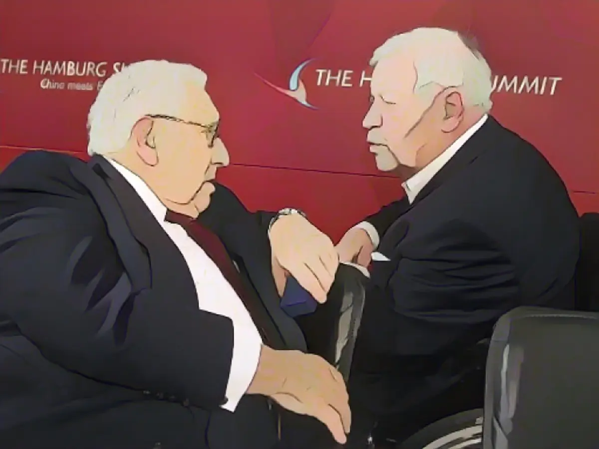 Întâlnirea celor mai în vârstă oameni de stat: Fostul cancelar federal Helmut Schmidt și Kissinger la o întâlnire în 2012.