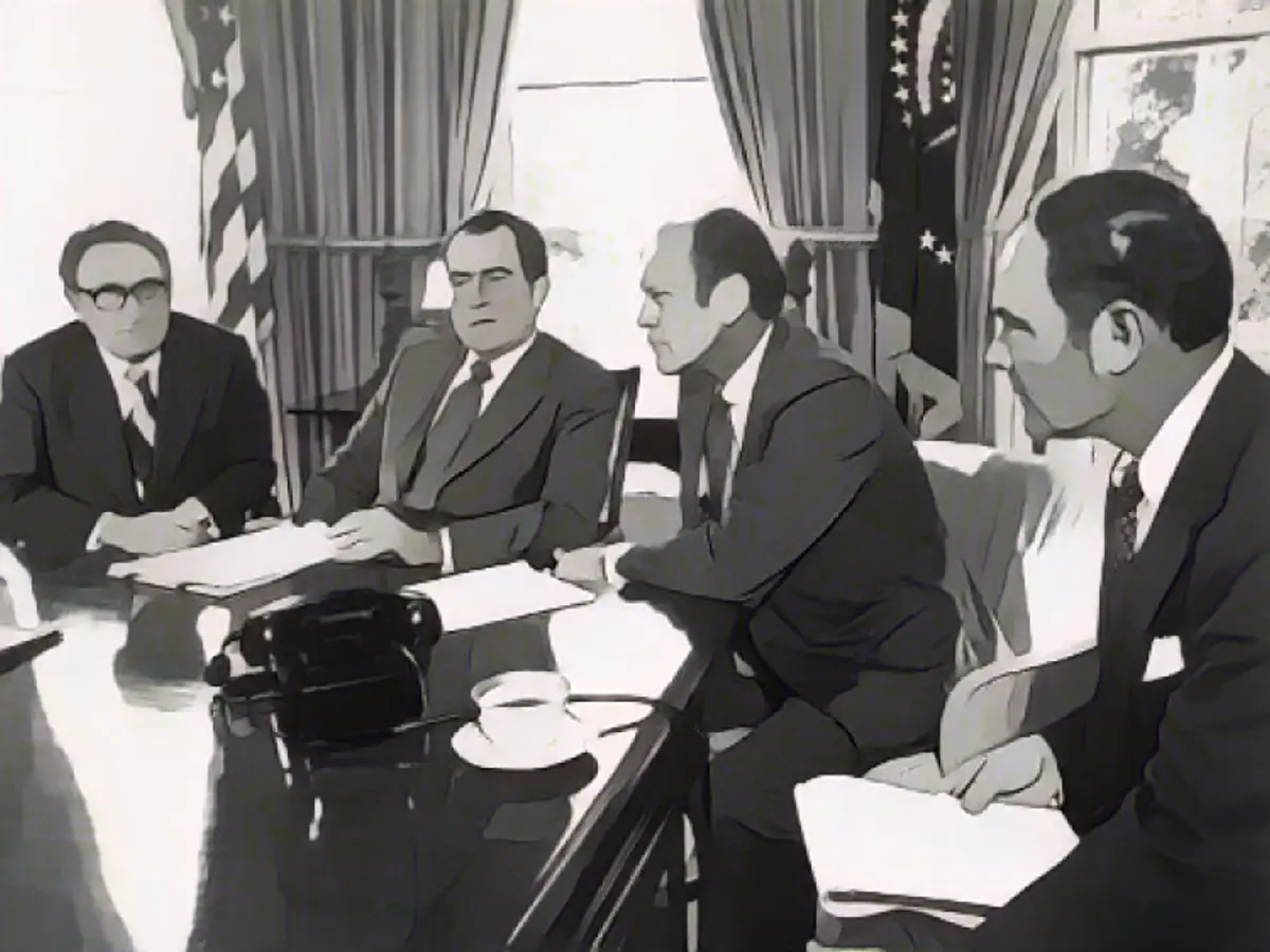 Consultazione con Richard Nixon, Gerald Ford e il capo dell'amministrazione della Casa Bianca, Alexander Haig (foto d'archivio del 1973).