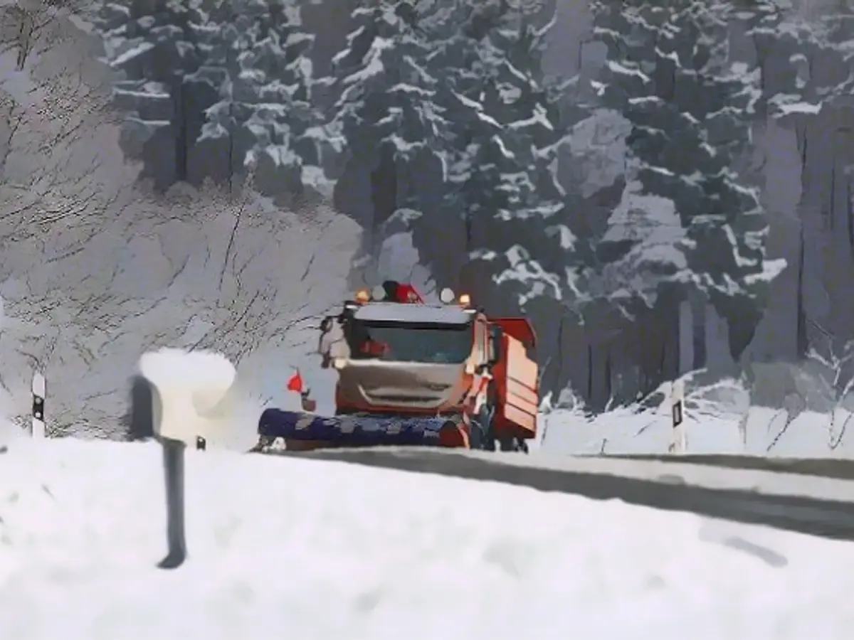 I veicoli per lo sgombero della neve hanno il loro bel da fare nel Giura Svevo.