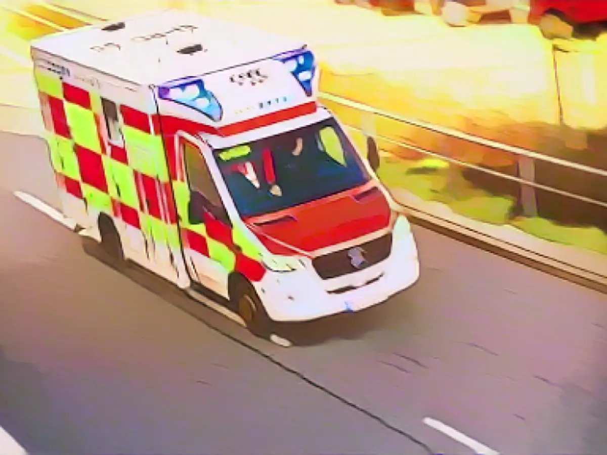 Ein Krankenwagen rast mit blinkenden Lichtern zum Unfallort (Symbolfoto).aussiedlerbote.de