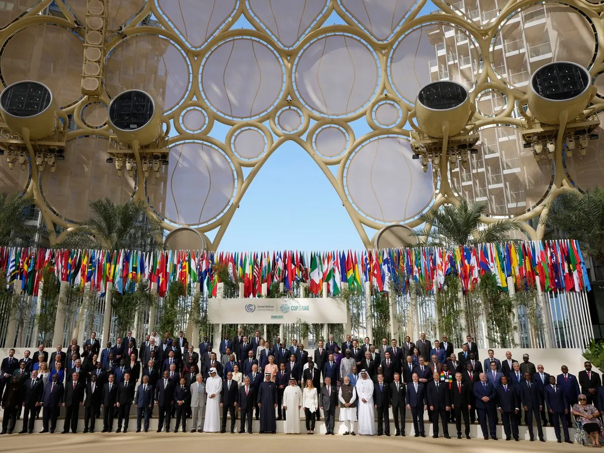 Главы государств и правительств мира стоят вместе для группового фото на климатическом саммите ООН.