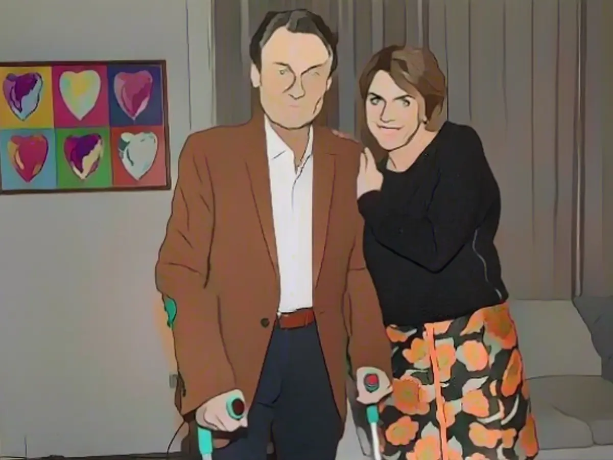 El actor (aquí con su colega Gisa Zach) utiliza muletas en su vida privada y en la serie.