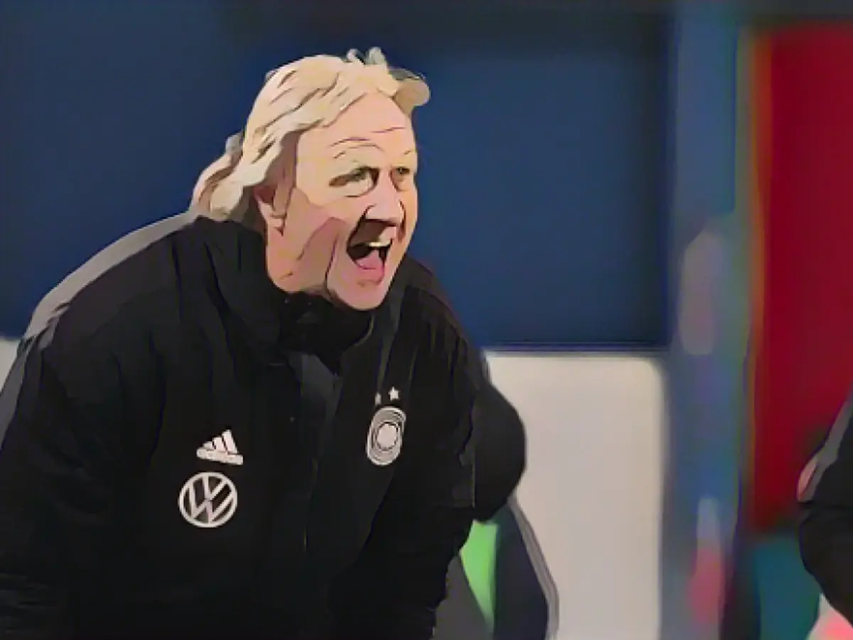 Interims-Trainer Horst Hrubesch feiert den dritten Sieg in Folge .aussiedlerbote.de