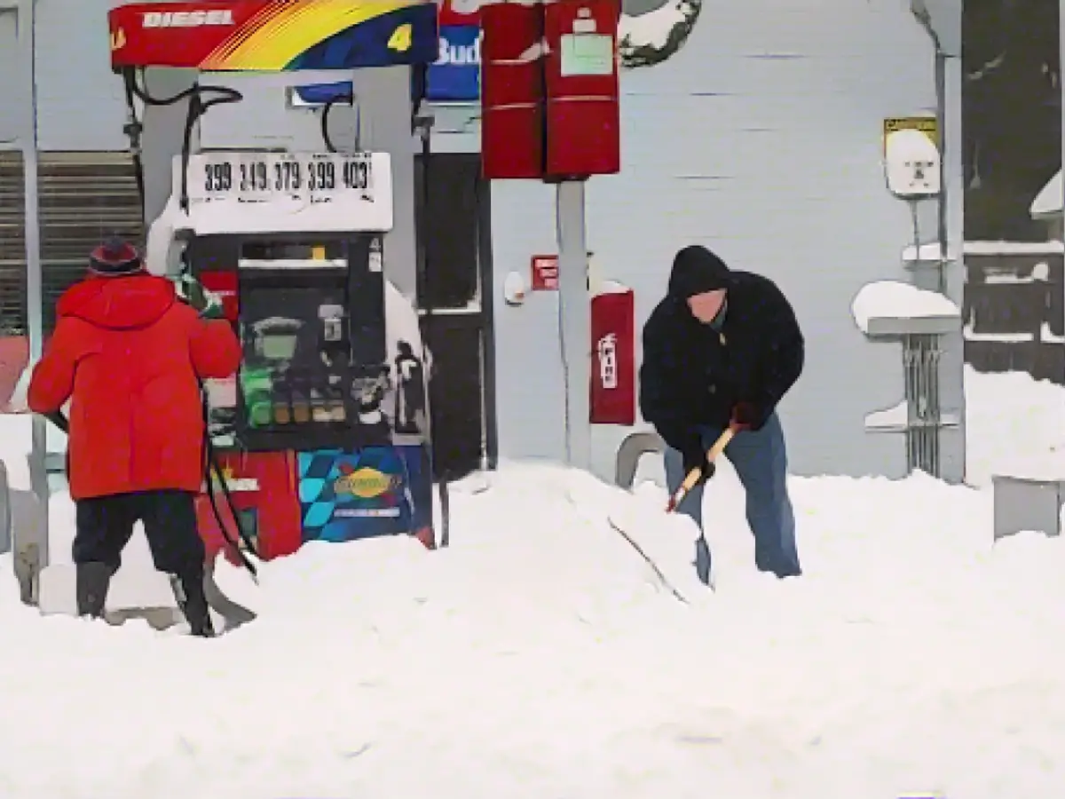 Des personnes déblayent la neige pendant l'une des dernières grandes tempêtes de neige à New York, le 29 janvier 2022.