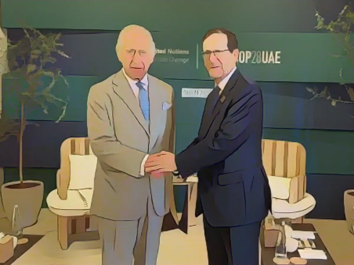 Il re del Regno Unito Carlo III stringe la mano al presidente israeliano Isaac Herzog durante i colloqui sul clima della COP28 a Dubai, il 1° dicembre 2023.