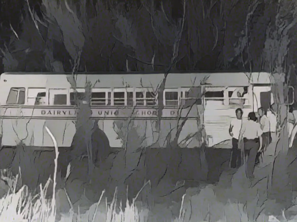 El autobús del Dairyland Union School District que transportaba a 26 niños y a su conductor fue encontrado vacío y abandonado en julio de 1976.