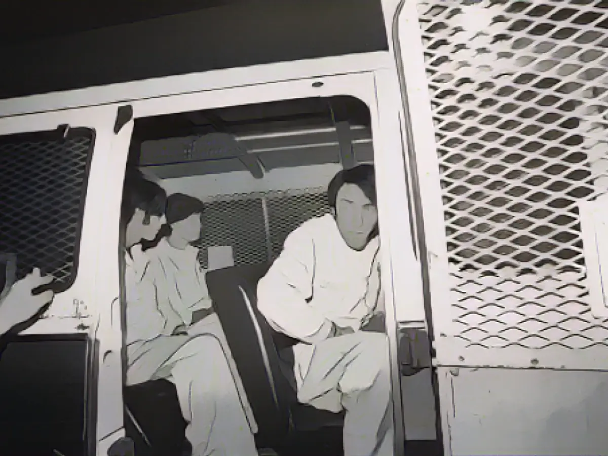 De izquierda a derecha, los hermanos James y Richard Schoenfeld y Fred Woods son conducidos a prisión en 1978.