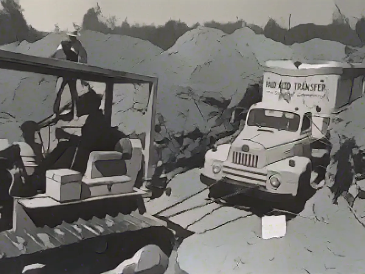 Yetkililer gömülü kamyonu 20 Temmuz 1976'da Livermore, Kaliforniya'daki bir taş ocağından çıkarıyor.