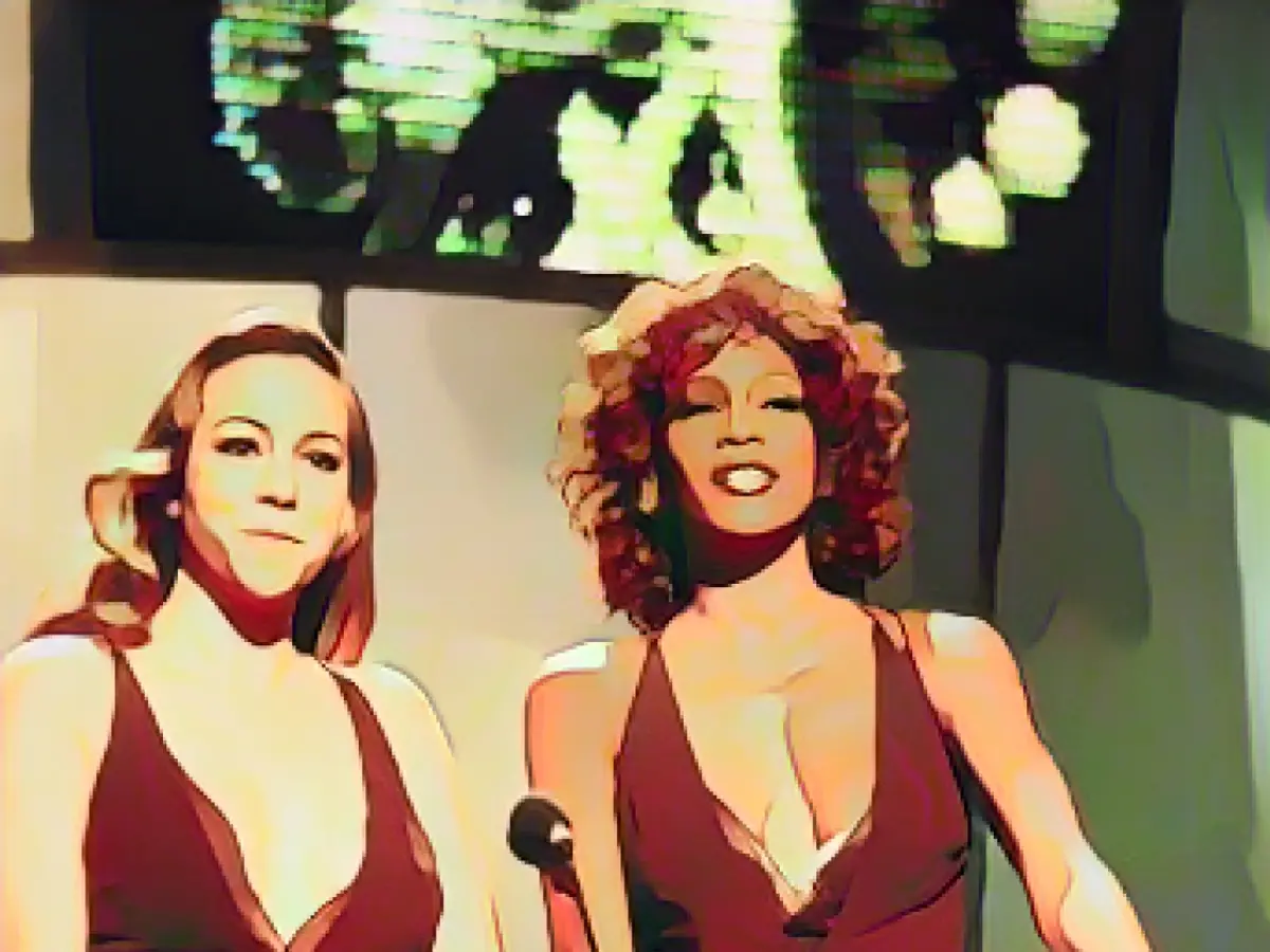 Mariah Carey und Whitney Houston trugen bei den VMAs 1998 beide das gleiche braune Kleid von Vera Wang.