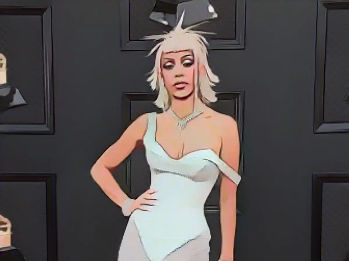Doja Cat arrives to the Grammys red carpet in Versace.
