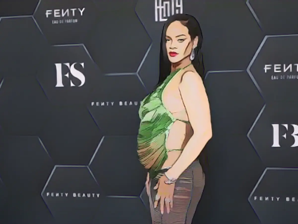 Rihanna posiert im Februar für Fotos bei einem Fenty-Event in Los Angeles.