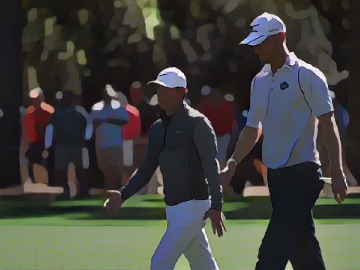 Rory McIlroy (links) und Trainingspartner Chris Wood meinten: „Als er mit einem Hole-in-One fertig war, konnte man nicht mehr viel machen.“