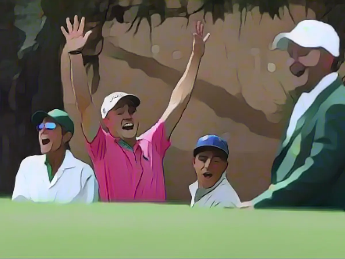 uns. Golfer Justin Thomas (Mitte) feiert mit Rickie Fowler, nachdem er am vierten Loch ein Hole-in-One gemacht hat …