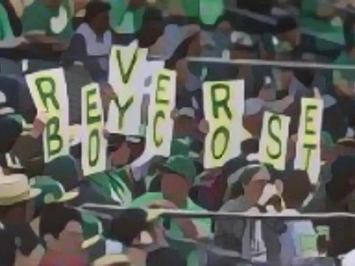 Fans halten Schilder im Oakland Coliseum, um während eines Baseballspiels zwischen den Oakland Athletics und den Tampa Bay Rays am Dienstag, dem 13. Juni 2023, in Oakland, Kalifornien, gegen den geplanten Umzug der Oakland Athletics nach Las Vegas zu protestieren. (AP Photo/Jed Jacobsohn)