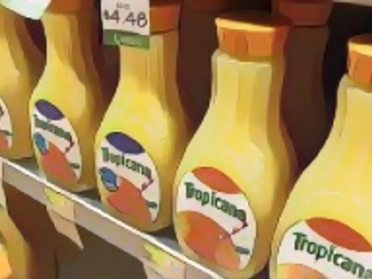 SAN RAFAEL, CA – 29. OKTOBER: 52-Unzen-Flaschen Tropicana-Orangensaft werden am 29. Oktober 2018 in einem Lebensmittelgeschäft in San Rafael, Kalifornien, auf einem Regal ausgestellt. US-Orangensafthersteller wie Tropicana und Minute Maid haben die Flaschengrößen aufgrund saisonaler Engpässe bei Orangen und Grapefruits von 59 Unzen auf 52 Unzen reduziert, die Produktpreise jedoch nicht gesenkt. (Foto von Justin Sullivan/Getty Images)