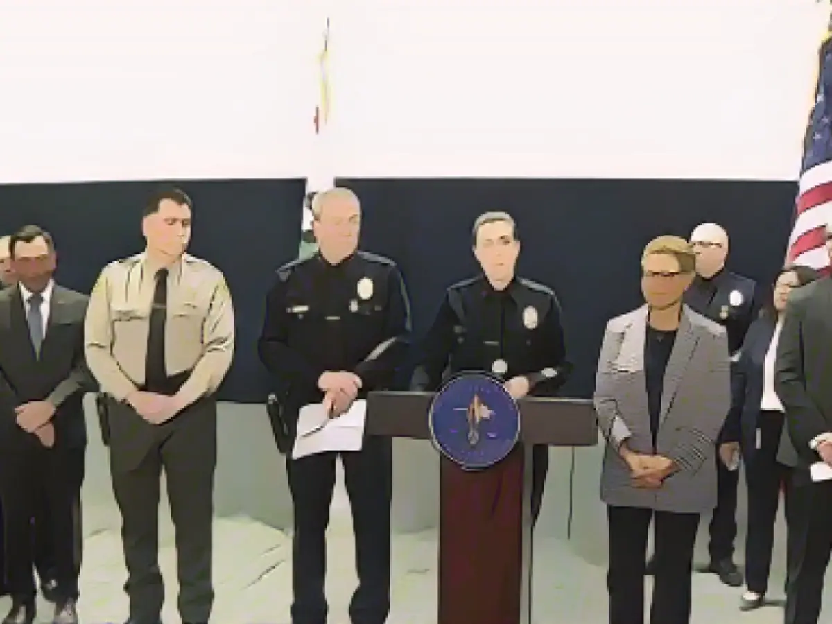 Los Angeles yetkilileri, üç evsiz toplum üyesinin öldürülmesiyle ilgili bir şüphelinin tutuklandığını duyurmak üzere Cumartesi günü bir basın toplantısında bir araya geldi.