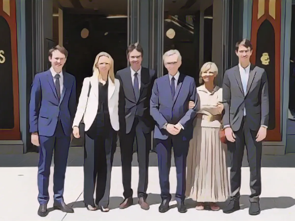 Bernard Arnault de la LVMH, în Paris, alături de soția sa Helene și de patru dintre cei cinci copii ai săi, de la stânga la dreapta: Frederic, Delphine, Antoine și Alexandre. Toți cei cinci copii ai săi lucrează în cadrul companiei.