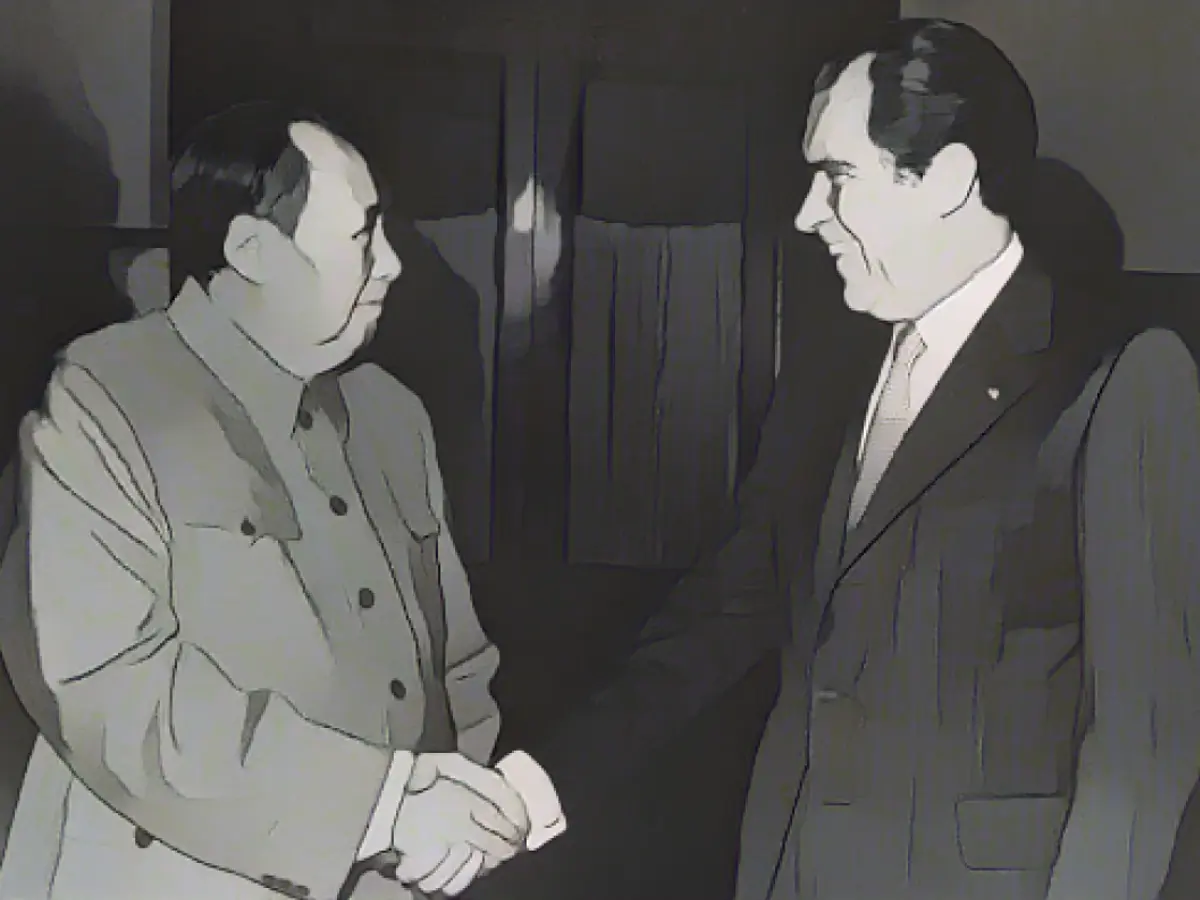 În această fotografie de arhivă din 21 februarie 1972, liderul partidului comunist chinez Mao Zedong, stânga, și președintele american Richard Nixon își strâng mâinile în timp ce se întâlnesc la Beijing.