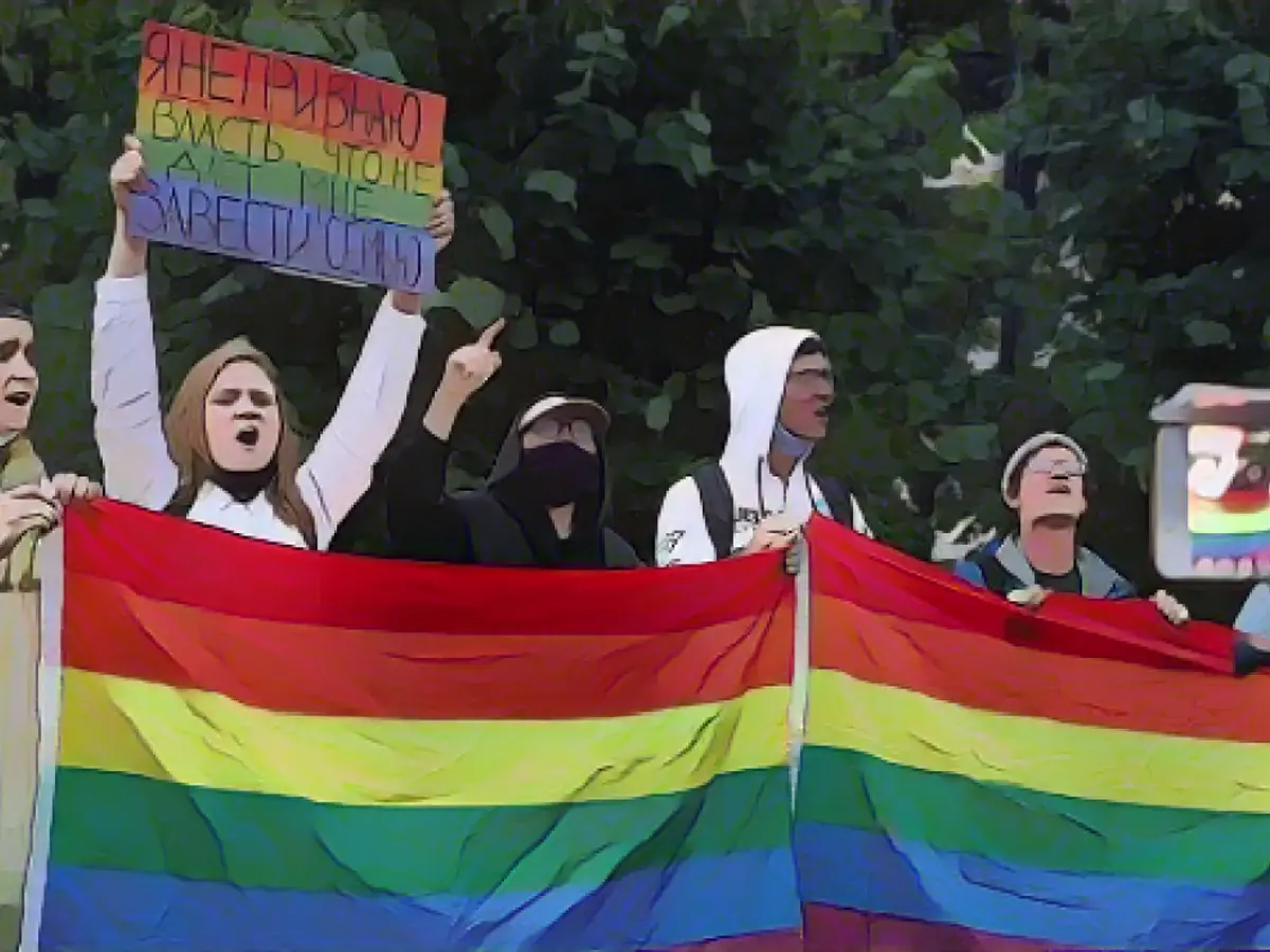 Activistas LGBT participan en una protesta contra las enmiendas a la Constitución de Rusia el 15 de julio de 2020.