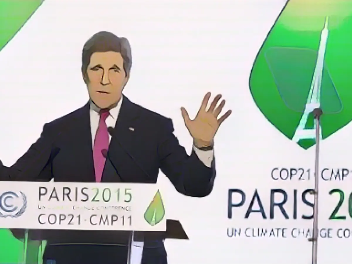 L'allora Segretario di Stato americano John Kerry parla durante una conferenza stampa alla Conferenza sul clima COP21 a Le Bourget, a nord di Parigi, il 9 dicembre 2015.