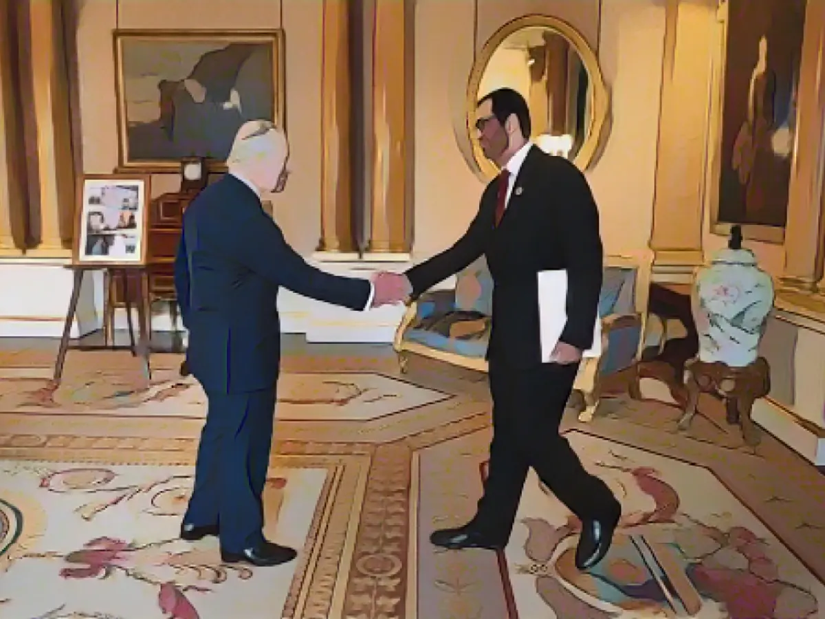 Король Великобритании Карл III пожимает руку государственному министру Объединенных Арабских Эмиратов, генеральному директору Национальной нефтяной компании Абу-Даби и президенту COP28 Султану Ахмеду аль-Джаберу в Букингемском дворце в феврале.