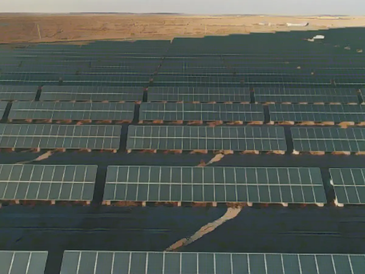 Массив солнечных фотоэлектрических генераторов в пустыне в городе Хами, провинция Синьцзян, Китай, 5 ноября 2023 года.