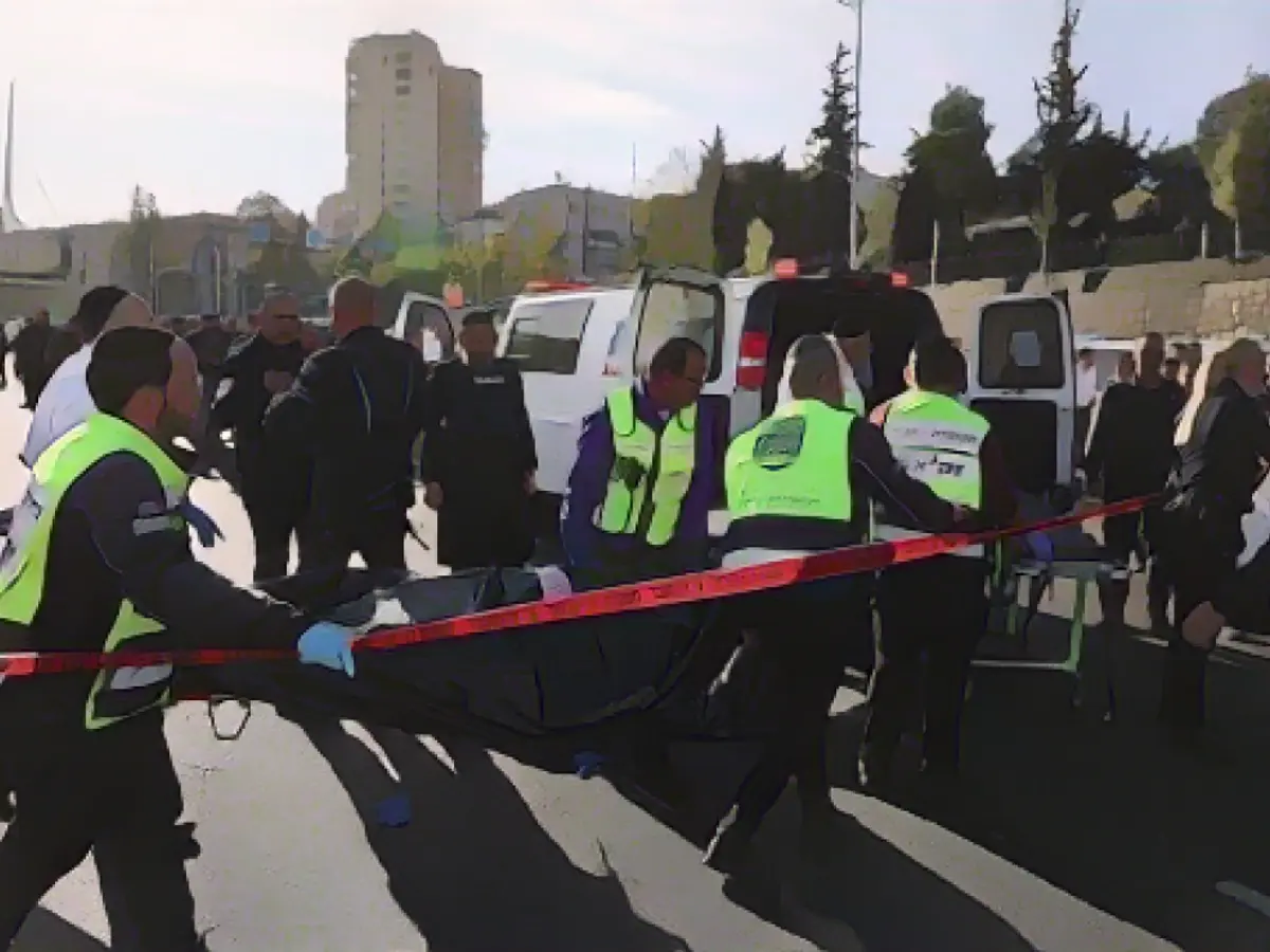 Die israelische Polizei sagte, der Angreifer habe gegen 7:40 Uhr an einer Bushaltestelle das Feuer auf Zivilisten eröffnet. Donnerstag.