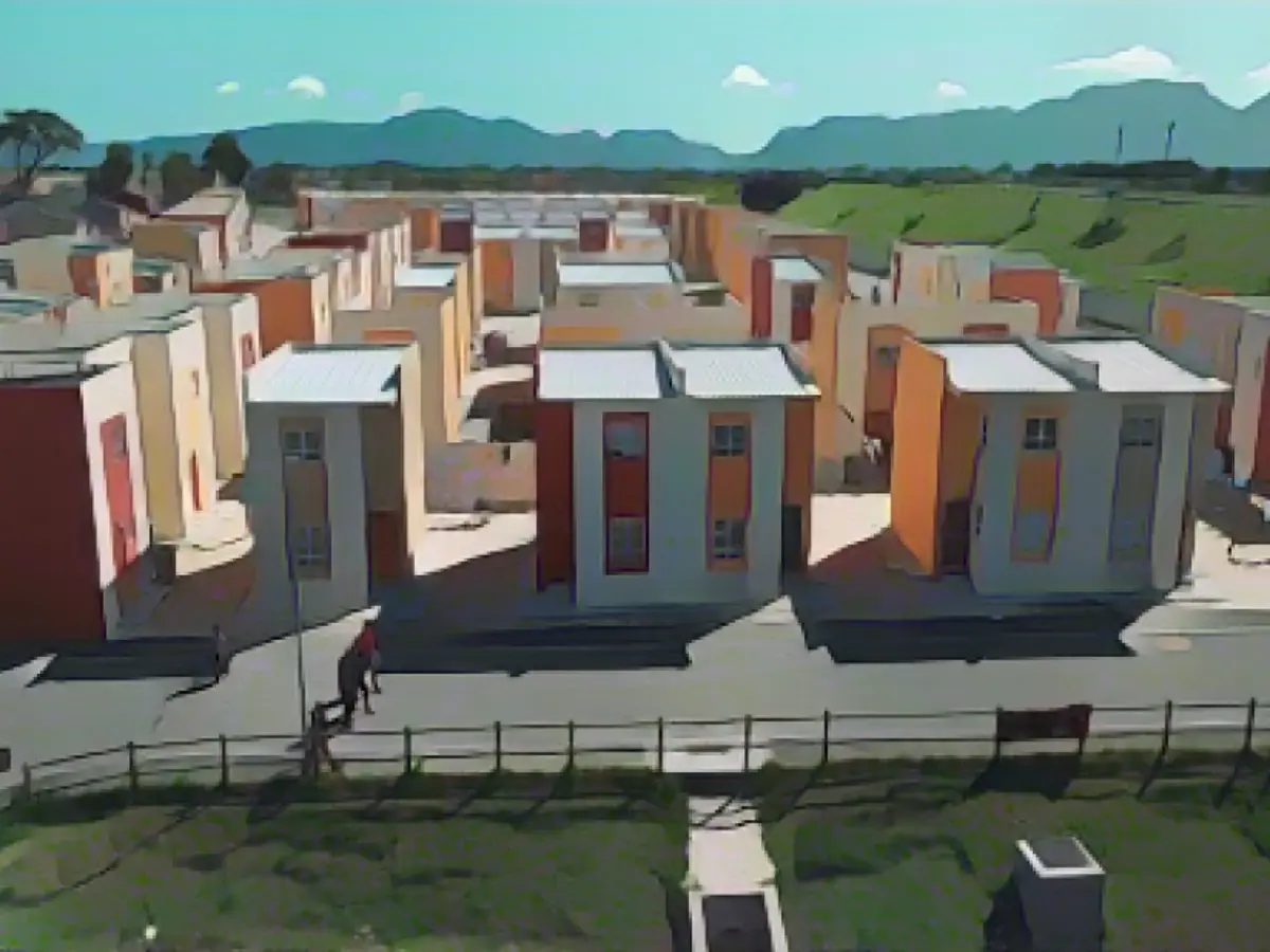 Depuis 2016, Mpahlwa et son équipe ont construit 400 maisons améliorées pour reloger les habitants dans de meilleurs logements dans le Kosovo Informal Settlement, mais le projet a connu des retards intermittents dus à la pandémie de Covid-19 et à des conflits de zonage.
