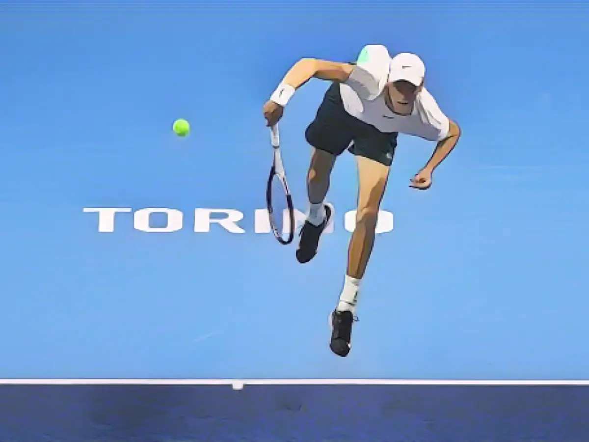 Sinner colpisce un servizio contro Daniil Medvedev durante le ATP Tour Finals.