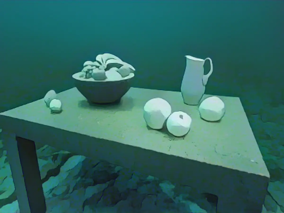 L'artista grenadiano Troy Lewis ha creato quattro delle nuove sculture, tra cui questo pezzo che presenta un tavolo con una brocca e una fruttiera.