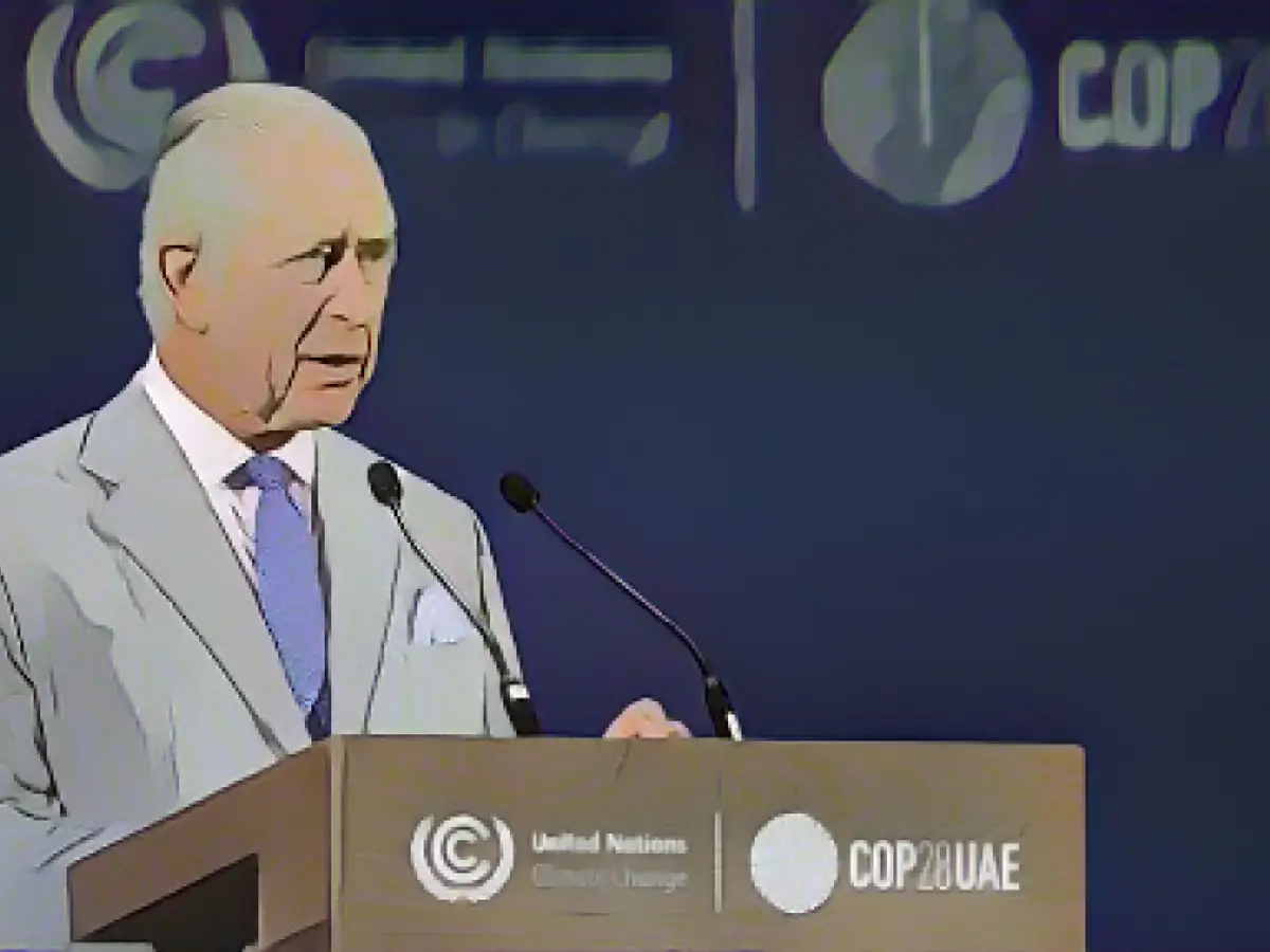 Il re Carlo III pronuncia un discorso alla cerimonia di apertura del Vertice mondiale sull'azione per il clima durante la COP28 il 1° dicembre 2023 a Dubai, negli Emirati Arabi Uniti.