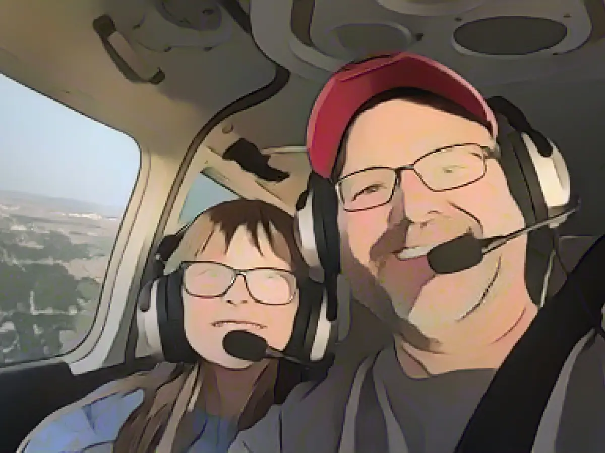 Dies ist ein Foto von Brian und seiner Tochter, aufgenommen im Flugzeug.