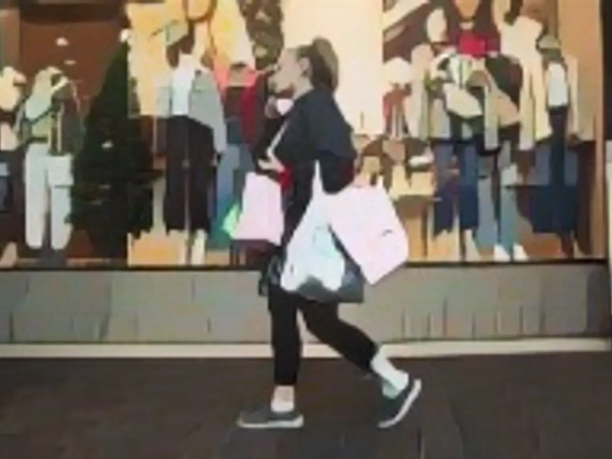 Покупательница несет сумки в торговом центре Polaris Fashion Place в Черную пятницу в Колумбусе, штат Огайо, США, в пятницу, 24 ноября 2023 года. По оценкам Национальной федерации розничной торговли, 182 миллиона человек планируют совершить покупки в период с Дня благодарения по Киберпонедельник, что является самым большим показателем с 2017 года.