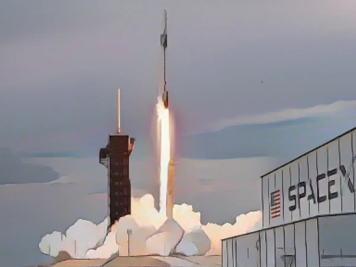 Миссия Axiom-2 стартует на корабле SpaceX Falcon 9 с капсулой Dragon, которая доставит 4 членов экипажа на Международную космическую станцию из Космического центра имени Кеннеди, штат Флорида, 21 мая 2023 года.