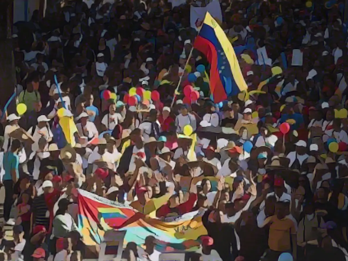 Venezuelani a Caracas partecipano a una manifestazione durante la chiusura della campagna per il referendum sull'Essequibo, il 1° dicembre.