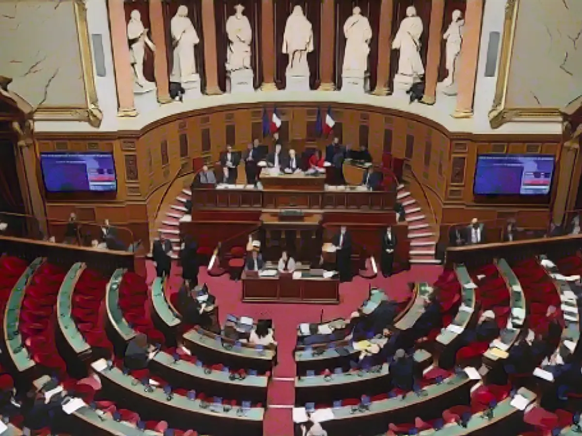 Les écrans affichent les résultats du vote sur le projet de loi de constitutionnalisation du droit à l'avortement au Sénat, à Paris, le 1er février.